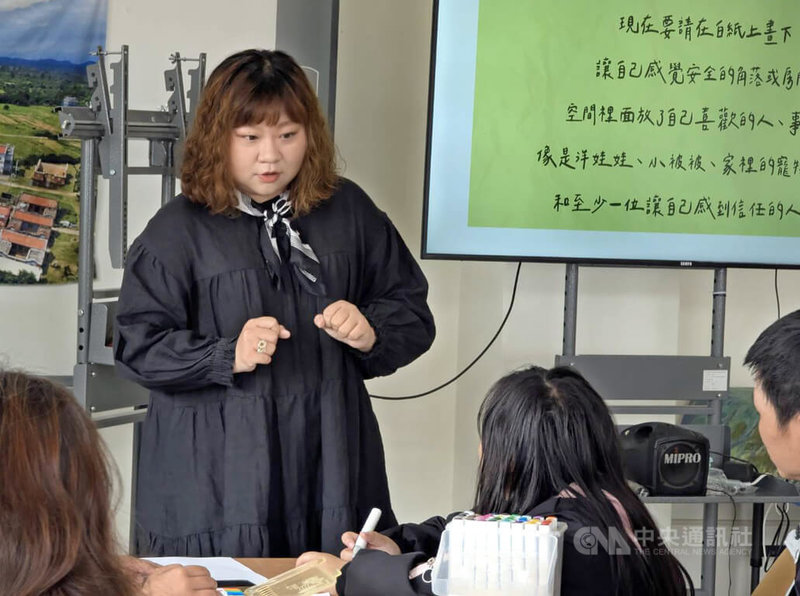 金門蓊蓊書店26日舉辦「我的身體我做主！遠離數位性別暴力」講座，邀請金門出身諮商心理師鄭湘柔（後立者）主講，與到場親子討論數位性別暴力、身體界線等議題。中央社記者吳玟嶸攝 114年4月26日
