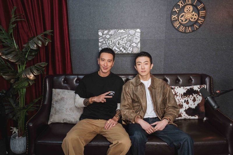 藝人張懷秋(右)與王陽明(左)相識快20年,雙方靠合作電影「角頭-大橋頭」才真正走近彼此,日前王陽明應邀登上張懷秋節目,暢談人生轉折與事業高低起伏。(犢影制作、有意思國際傳播提供)中央社記者洪素津傳真 114年4月26日