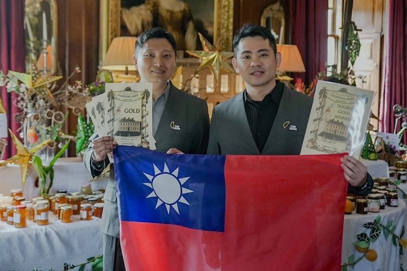 果醬專門店「果食男子」參加英國「世界柑橘果醬大賽」獲最高榮譽雙金獎。創辦人鍾文平(左)和鄧聖強(右)說,終於帶著台灣風味果醬站上世界舞台,讓世界看見台灣水果王國在果醬製作上的實力。(鍾文平提供)中央社記者黃佩珊倫敦傳真 114年4月26日