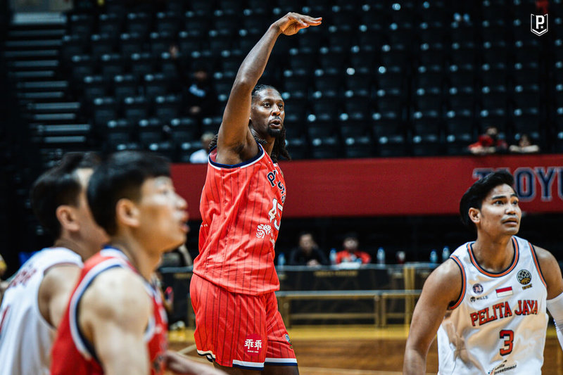 台灣職籃P.LEAGUE+ 桃園璞園領航猿隊26日在亞洲籃球冠軍聯賽(BCL Asia)東亞區資格賽面對印尼雅加達明燈隊,靠著洋將瓊斯(Jarrod Jones)(中)攻下全隊最高16分,以66比63驚險捍衛主場,取得分組賽3連勝。(桃園璞園領航猿提供)中央社記者陳容琛傳真 114年4月26日