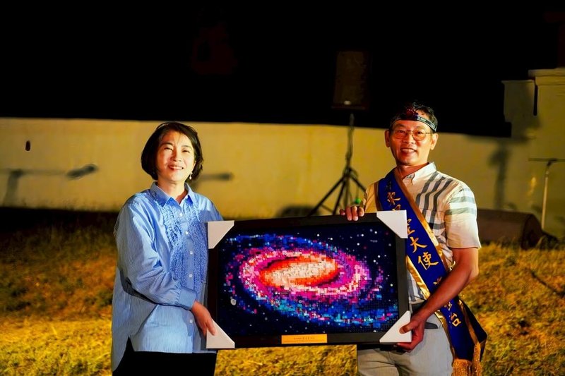 屏東縣政府連4個週末舉辦「來恆春擁抱宇宙」活動,星空大使施世治(右)協助向民眾解說星空知識,屏東縣長周春米(左)特別致贈星空積木圖,感謝他對推廣天文教育熱情與付出。(屏東縣政府傳播暨國際事務處提供)中央社記者黃郁菁傳真 114年4月26日