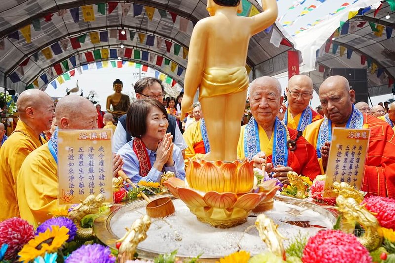 屏東縣潮州鎮妙光禪寺26日舉行浴佛大典,屏東縣長周春米(前左2)出席並表示,希望大家都能沐浴在釋迦牟尼佛浴佛能量裡,一切國泰民安、風調雨順。中央社記者黃郁菁攝 114年4月26日