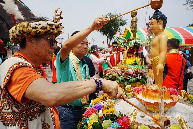 台灣佛教總會等團體慶祝佛誕節,26日在屏東縣潮州鎮妙光禪寺舉辦浴佛大典,吸引各界民眾到場共襄盛舉,浴佛同時浴心。中央社記者黃郁菁攝 114年4月26日