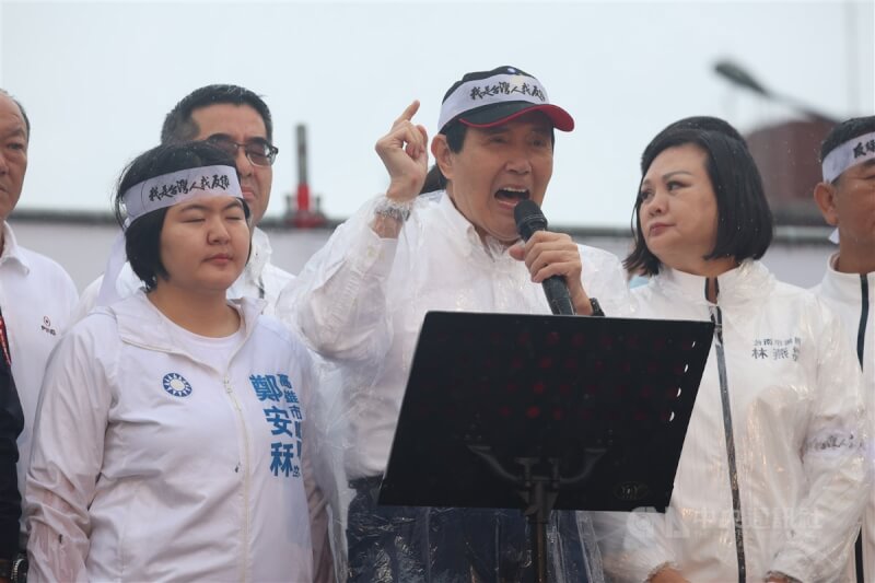 國民黨26日下午在總統府前凱道舉行「反綠共、戰獨裁 凱道一起站出來!」集會活動,訴求風雨無阻、挺台灣民主,前總統馬英九(中)也現身開講。中央社記者張新偉攝 114年4月26日