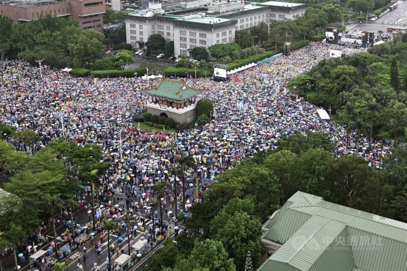 國民黨26日下午在台北凱達格蘭大道舉辦「反綠共、戰獨裁 凱道一起站出來!」集會活動。中央社記者翁睿坤攝 114年4月26日