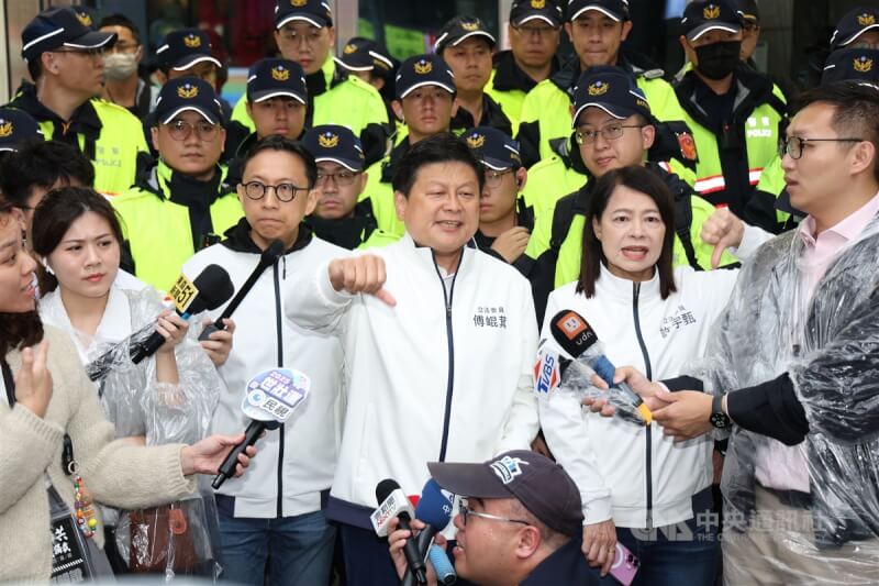 國民黨主席朱立倫26日在凱道集會結束後,主動前往台北市警察局中正一分局針對日前北檢非法集會一事進行說明,國民黨立委傅崐萁(前中)與支持群眾等人則在警局外喊口號聲援,大批警力戒備待命。中央社記者張新偉攝 114年4月26日