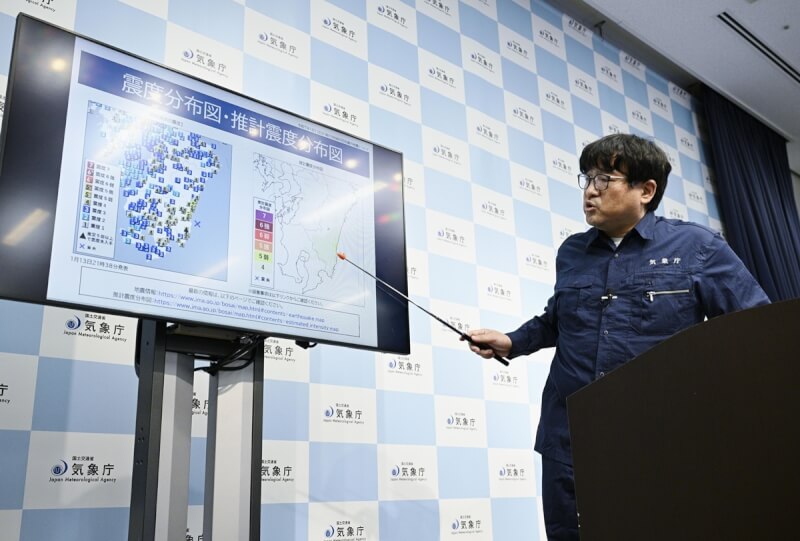 日本西南部宮崎縣1月13日發生地震,日本氣象廳官員舉行記者會說明相關資訊。(共同社)
