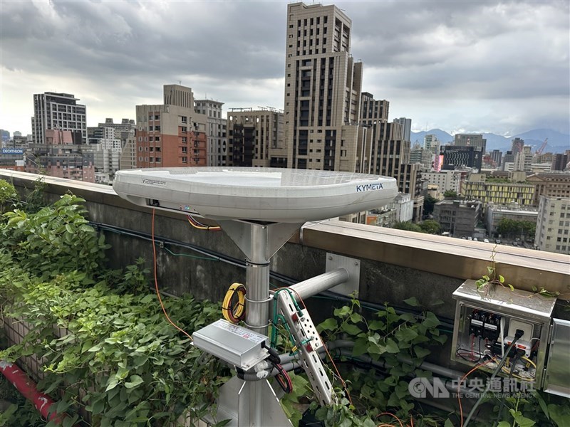 強化網路韌性,中華電信近年加快低軌衛星布局,中華電已取得OneWeb台灣獨家代理,並和亞馬遜旗下Kuiper及加拿大Telesat洽談合作。(中央社檔案照片)