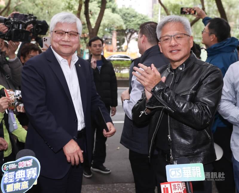 輝達(NVIDIA)執行長黃仁勳(前右)和台積電董事長魏哲家(前左)年初於台北和供應鏈餐敘後受訪。(中央社檔案照片)