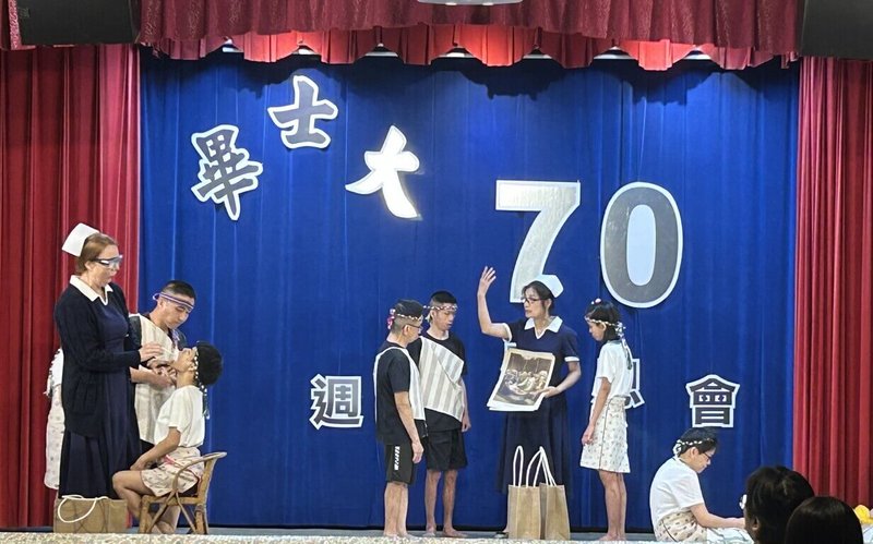 花蓮畢士大教養院26日舉行70週年感恩會,現任宣教士吳憫文(左)與院生以原民音樂舞台劇,重現當年宣教士貝靈恩在部落看牙、傳福音的故事。(畢士大教養院提供)中央社記者張祈傳真 114年4月26日