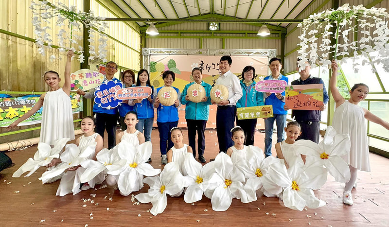 2025新竹縣客家桐花祭26日在新埔鎮巨埔農場舉行啟動儀式,客委會副主委邱星崴(後右4)、新竹縣長楊文科(後右5)等人共同邀請民眾前來新竹賞桐花。中央社記者魯鋼駿攝 114年4月26日