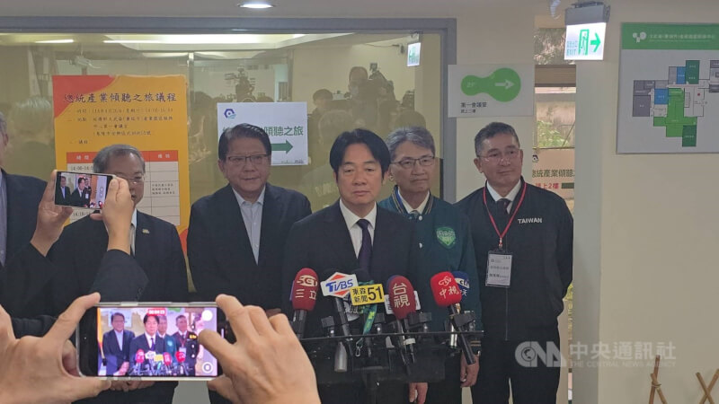 總統賴清德(中)26日表示,國民黨與民眾黨走上街頭證明台灣是民主國家。如果真正要「戰獨裁」,應到北京天安門,至少到中國見到獨裁集團時,不要再卑躬屈膝。中央社記者沈如峰攝 114年4月26日