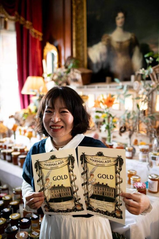 「小甜心手工果醬」今年在英國「世界柑橘果醬大賽」奪得1金3銀8銅。圖為「小甜心手工果醬」創辦人劉彥雯去年參加英國果醬大賽。(劉彥雯提供)中央社記者黃佩珊倫敦傳真 114年4月26日