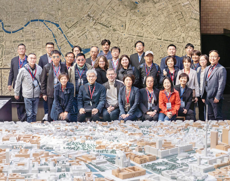 台東縣長饒慶鈴（前排右4）帶領縣府團隊和鄉鎮市長赴德國，25日參訪BSR循環園區與柏林市政府交流探索城市永續與資源治理。（台東縣政府提供）中央社記者盧太城台東傳真 114年4月26日
