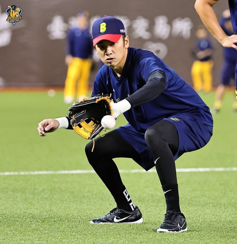 中職中信兄弟隊王威晨(圖)近期表現不如預期,總教練平野惠一26日受訪表示,王威晨其實一直有些不舒服,一直忍耐著出賽,「他是不會喊痛的選手」,目前先讓他休息,教練團能做的就是透過調度幫球員調整。(中信兄弟提供)中央社記者謝靜雯傳真 114年4月26日