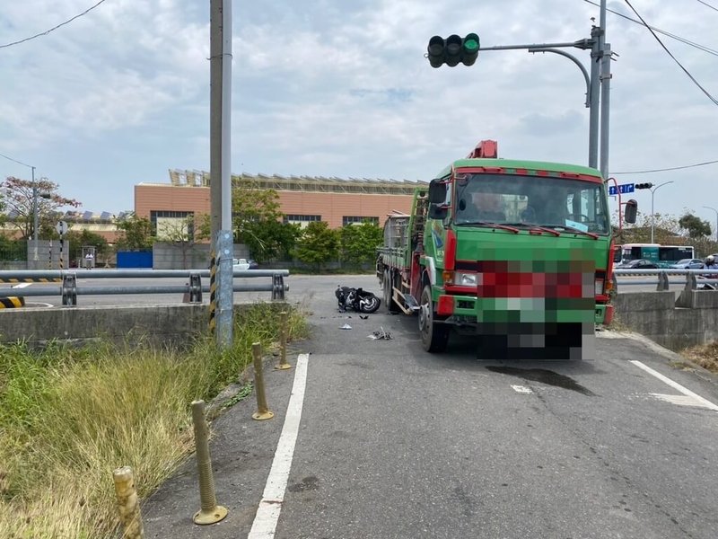 楊姓男子26日駕駛大貨車行經高雄橋頭區一處路口,左轉時與林姓機車騎士發生碰撞,林男送醫不治。(高雄市警察局岡山分局提供)中央社記者張已亷傳真 114年4月27日