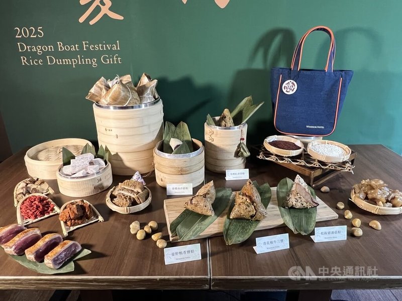 端午節即將到來,台中市多家飯店及餐廳業者推出多款粽子,還祭出8到9折的早鳥優惠方案。中央社記者郝雪卿攝 114年4月27日