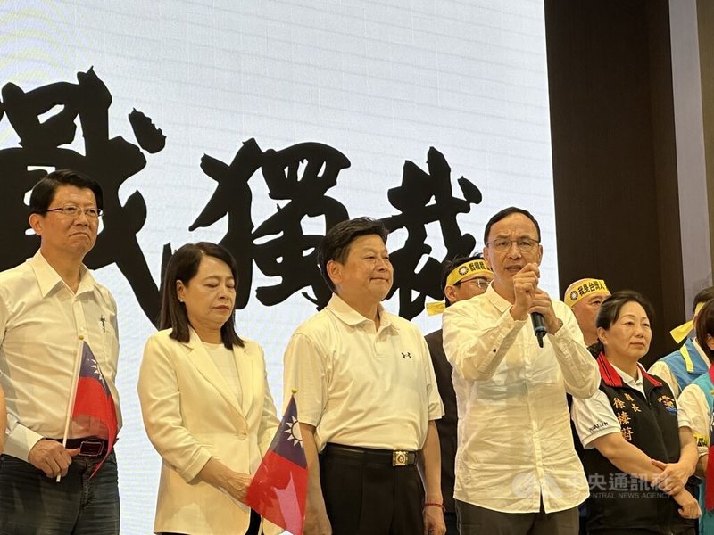 國民黨主席朱立倫(左4)27日出席國民黨花蓮縣黨部舉辦的「反惡罷、戰獨裁」活動時表示,對於總統賴清德破壞台灣人民團結、社會轉為對立,應提出罷免。中央社記者李先鳳攝 114年4月27日