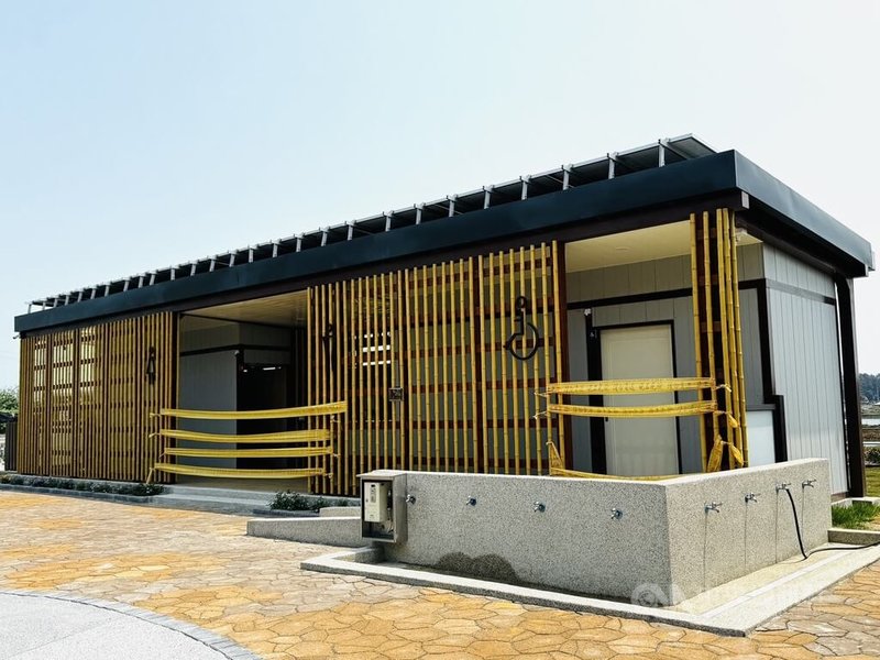 雲嘉南濱海國家風景區管理處斥資新台幣2000萬元,在嘉義布袋鎮好美里沙灘入口處興建遊客服務設施,提供廁所、簡易沖洗設備,將於5月3日正式啟用。中央社記者蔡智明攝 114年4月27日