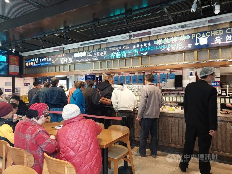 在政策引導下,提供長者用餐優惠的社區食堂在中國各城市迅速興起,至2025年4月份,上海已有超過400家。圖為一家網紅食堂,菜色以上海菜為主。記者實測,價格實惠但不特別低廉,少油少鹽適合老人。中央社記者張淑伶上海攝 114年4月27日