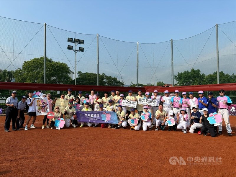 2025雙北世界壯年運動會5月17日即將登場,雙北首長分別組隊報名慢速壘球項目,其中台北首長隊27日與跨黨派議員組成的人民公僕隊打友誼賽備戰。中央社記者陳昱婷攝 114年4月27日