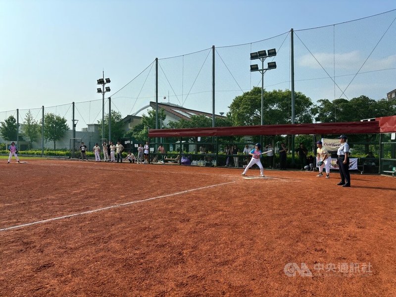 雙北市首長分別組隊報名2025雙北世壯運慢速壘球項目,其中台北首長隊27日由副市長林奕華擔任一日隊長,帶隊與議員組成的人民公僕隊進行友誼賽。中央社記者陳昱婷攝 114年4月27日