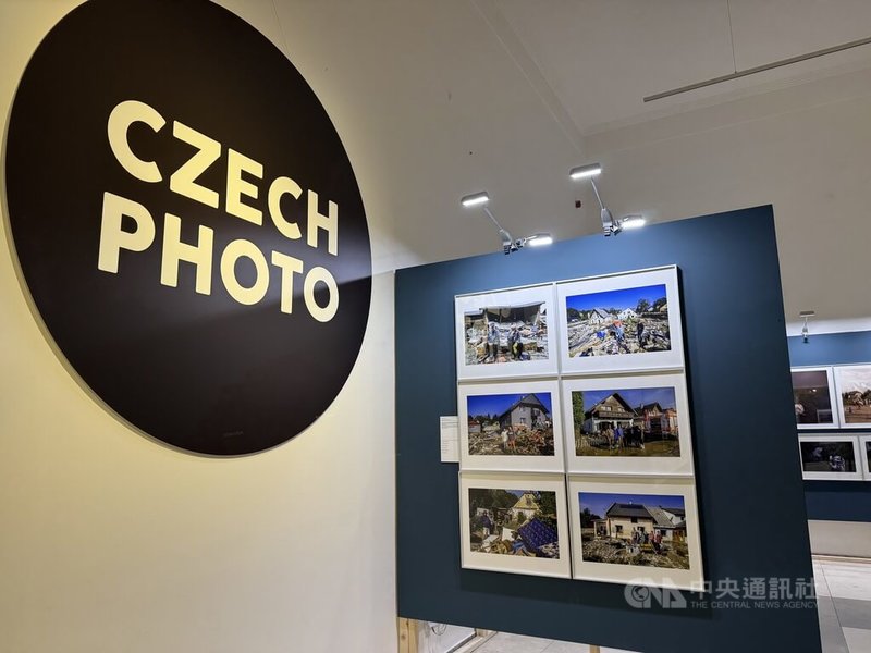 2024捷克新聞攝影比賽吸引256位攝影師參賽,提交超過4500幅作品。攝影類別包含即時新聞、日常生活、人物肖像、藝術文化與運動等。中央社記者劉郁葶布拉格攝 114年4月27日