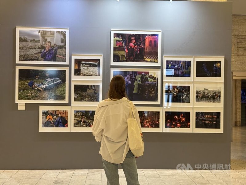 2024年捷克新聞攝影比賽吸引256位攝影師參賽,提交超過4500幅作品。過去一年捷克的重點新聞,聚焦查理大學槍擊案與秋季嚴重洪災,成為本屆得獎作品的主要題材。中央社記者劉郁葶布拉格攝 114年4月27日