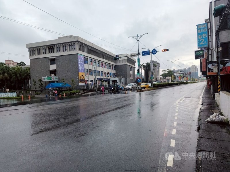 新北市新莊區輔仁大學一名女大生26日因違規穿越馬路,遭機車撞傷、雙腿骨折送醫,警方獲報後已到場採證照相及測繪紀錄,將調查以釐清肇事責任。圖為事發路口。(翻攝照片)中央社記者王鴻國傳真 114年4月27日