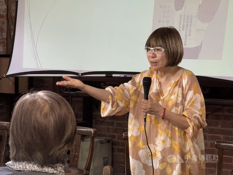 作家張典婉(右)近期出版「青春風正好」一書,27日返回家鄉苗栗縣頭份市舉辦新書分享會。中央社記者魯鋼駿攝 114年4月27日