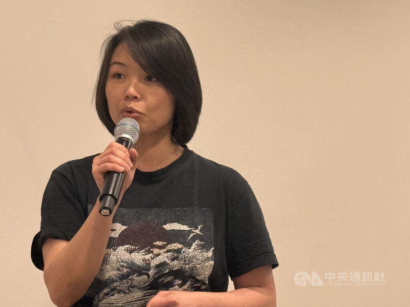 歐洲台灣精品茶學會會長陳安吉22日在柏林「2025二二八事件始末回顧海報展」開幕茶會演講,說明天馬茶坊在二二八事件中的歷史角色,強調記憶不該僅停留在一天。中央社記者林尚縈柏林攝 114年4月27日