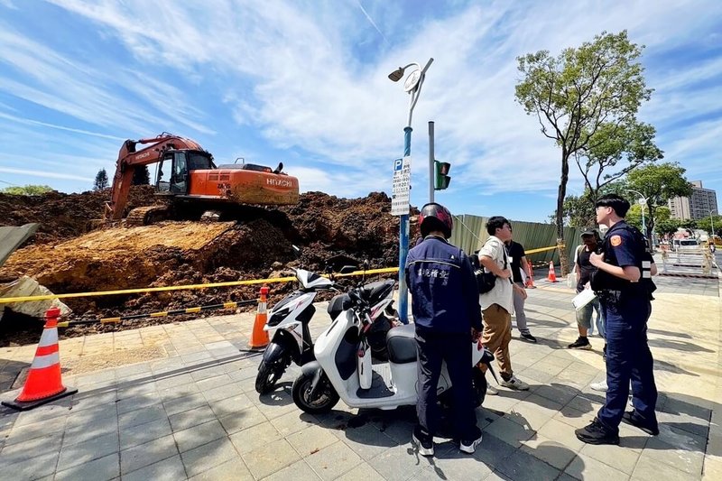 桃園市政府都市發展局27日表示,22日跨局處對中壢體育園區附近遭非法棄土埤塘稽查,遭傾倒區域面積逾2000坪,估廢土量超過1萬立方公尺,查扣挖土機並帶回現場負責人。(桃園市都發局提供)中央社記者吳睿騏桃園傳真 114年4月27日