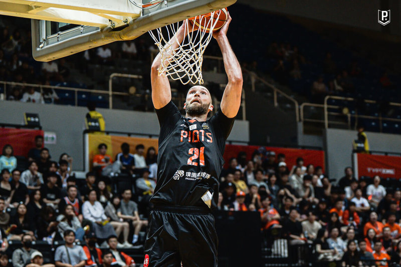 台灣職籃P.LEAGUE+ 桃園璞園領航猿隊27日在亞洲籃球冠軍聯賽(BCL Asia)東亞區資格賽迎戰馬來西亞森美蘭金群利金鹿隊,靠著洋將伯朗(Alec Brown)(圖)攻下全隊最高20分,終場順利取得分組賽4連勝。(桃園璞園領航猿提供)中央社記者陳容琛傳真 114年4月27日