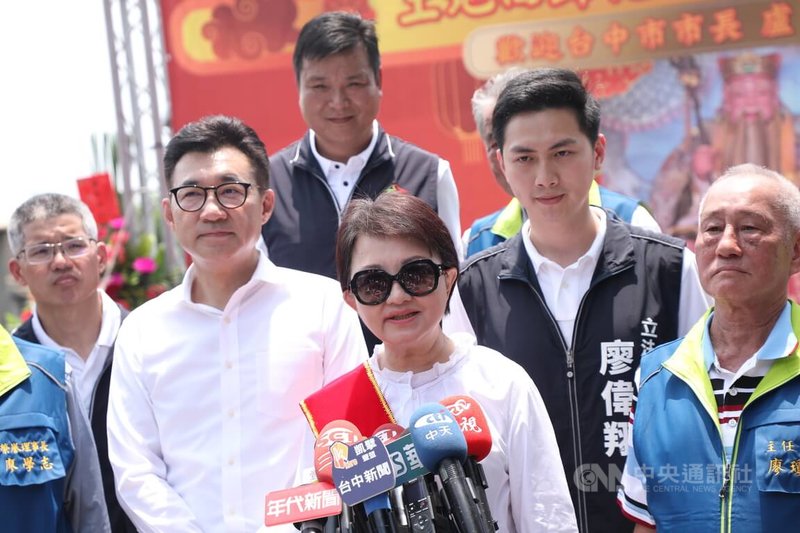 台中市長盧秀燕(前中)27日受訪表示,5月20日就是總統賴清德就職週年,總統也許可利用就職週年宣示,向國人展現未來3年任期會好好重民生、顧經濟、照顧百姓,不要搞政治,團結國人一致對外,而不要對內鬥爭。中央社記者郝雪卿攝 114年4月27日