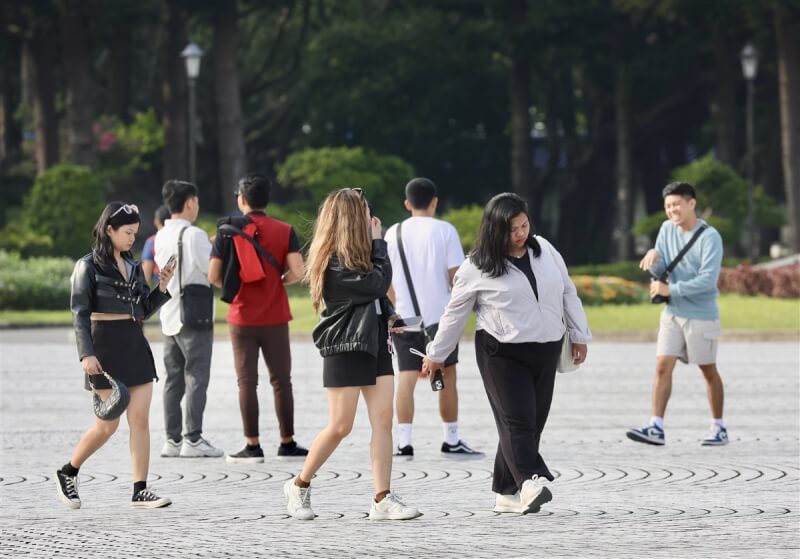 圖為台北市天氣晴朗,民眾前往中正紀念堂。(中央社檔案照片)