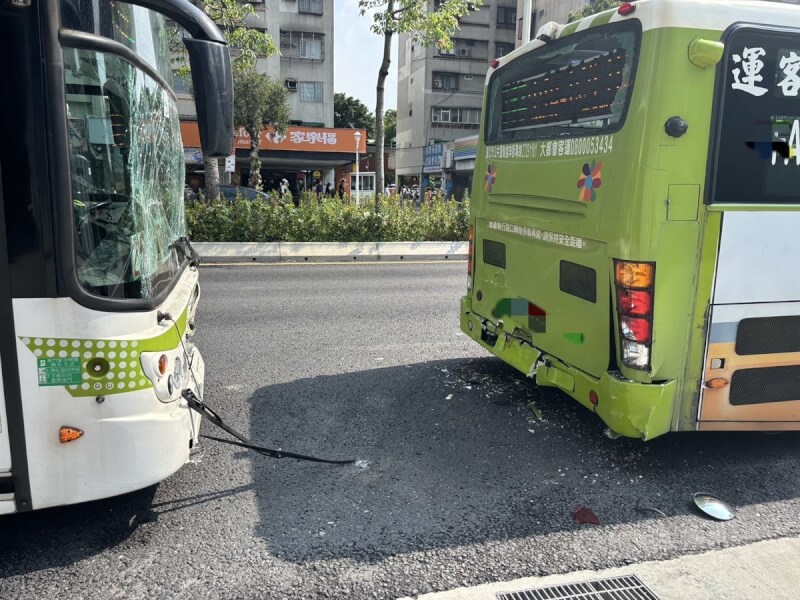 台北市大安區27日下午發生公車追撞事故,警方初步調查,大都會客運262路線公車陳姓駕駛案發時正沿忠孝東路3段行駛,疑因煞車未踩妥及未保持安全車距,不慎追撞前方同向停等紅燈的另一輛262路線公車後車尾而釀禍。(翻攝照片)中央社記者黃麗芸傳真 114年4月27日