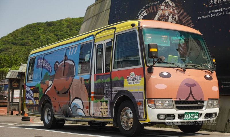 新北市177瑞芳觀光公車27日上路,一日的票券只要新台幣49元,可玩遍深澳鐵道自行車、水豚君岩、黃金博物館等景點。(翻攝照片)中央社記者王鴻國傳真 114年4月27日