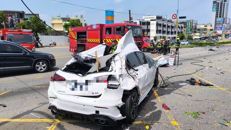 台中市沙鹿區向上路7段與屏西路口27日發生一起嚴重車禍,一輛聯結車疑煞車失控,沿路撞擊逾20輛汽機車,現場有11名傷者,9人由消防局送醫,其中3人傷勢較重,仍在加護病房觀察中。(民眾提供)中央社記者郝雪卿傳真 114年4月27日