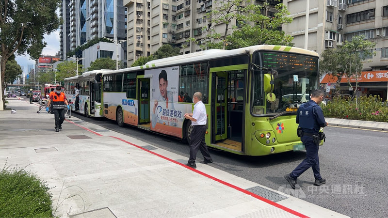 台北市大安區忠孝東路三段27日下午發生2輛公車追撞事故,台北市消防局獲報啟動大量傷患檢傷機制,初步評估傷者共計9人、意識清楚,送醫治療。(翻攝照片)中央社記者黃麗芸傳真 114年4月27日