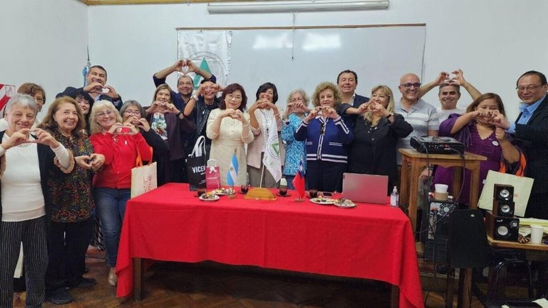 阿根廷護理聯合會成員與駐阿根廷代表謝妙宏合影,祝福台灣早日能參與世界衛生大會,共同促進全球衛生體系更為健全與強化。(駐阿根廷代表處提供)中央社記者黃韻如布宜諾斯艾利斯傳真 114年4月27日