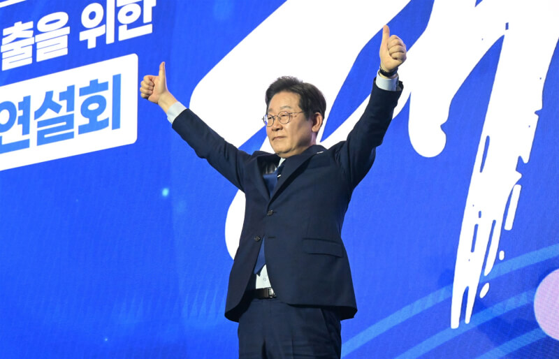 韓國自由派政治人物李在明27日以壓倒性得票率成為最大在野黨共同民主黨總統候選人。(韓聯社)