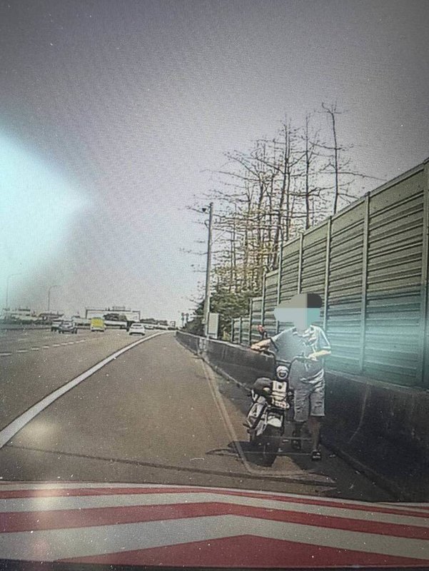 彰化縣一名男性移工27日騎著微型電動二輪車誤闖國道,發現騎錯路後還想逆向折返,被國道警方攔下,將男子載離國道。(警方提供)中央社記者蕭博陽彰化縣傳真 114年4月27日