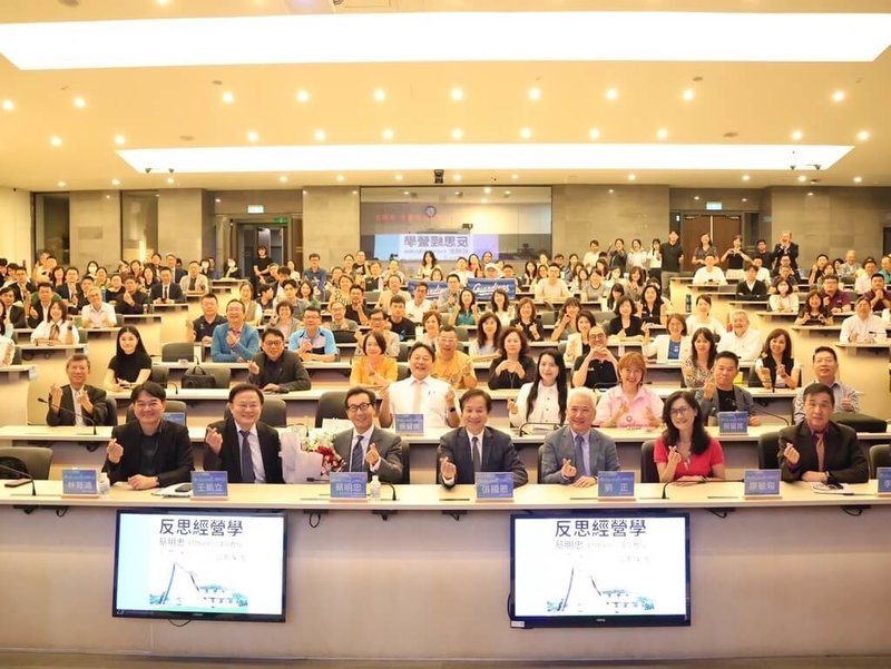 富邦集團董事長蔡明忠(前排左3)25日在東海大學開授正式學分課「反思經營學」,與校長張國恩(前排左4)及學生等合影。(東海大學提供)中央社記者趙麗妍傳真 114年4月28日