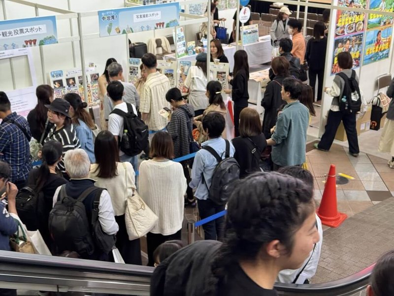 「台中-神戶」直飛航線開通,台中市政府觀光旅遊局攜手在地觀光業者,到神戶車站商場舉辦中台灣觀光推介活動,吸引許多日本民眾排隊進場。(台中市政府提供)中央社記者趙麗妍傳真 114年4月28日