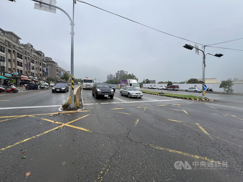 台中市沙鹿區向上路段1至3月釀3事故,交通局表示,已分階段實施相關改善措施,包含增設紐澤西護欄分隔快慢車道、分流大貨車、配合警方區間測速,調整路段號誌時制計畫。中央社記者趙麗妍攝 114年4月28日