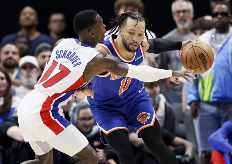 NBA季後賽27日紐約尼克以94比93力克底特律活塞,布朗森(右)拿下32分。(美聯社)