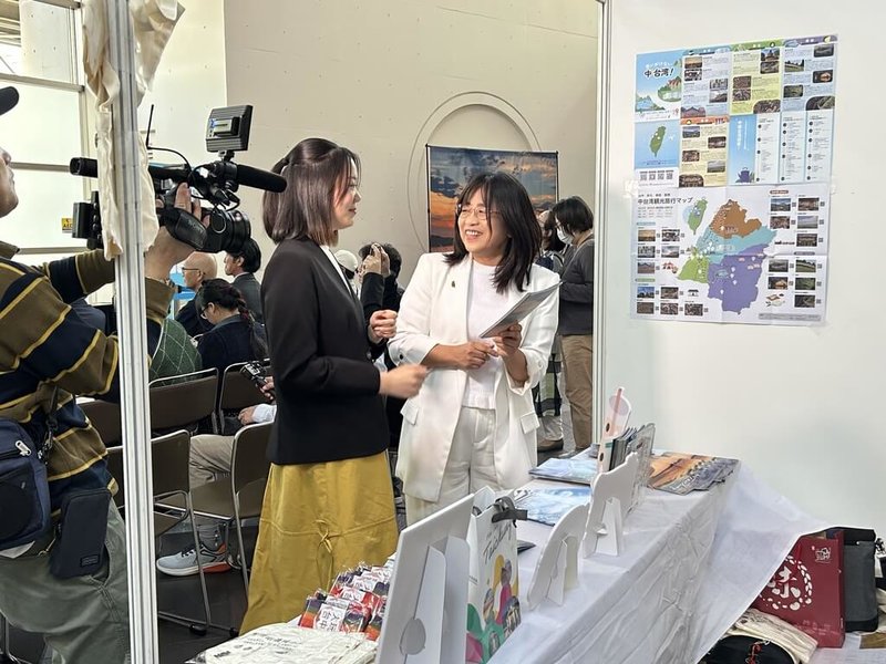 「台中-神戶」直飛航線開通,台中市政府觀光旅遊局攜手在地觀光業者到神戶車站商場舉辦中台灣觀光推介活動,日本地方電視台現場進行採訪,觀旅局長陳美秀(前右)介紹台中觀光旅遊景點。(台中市政府提供)中央社記者趙麗妍傳真 114年4月28日