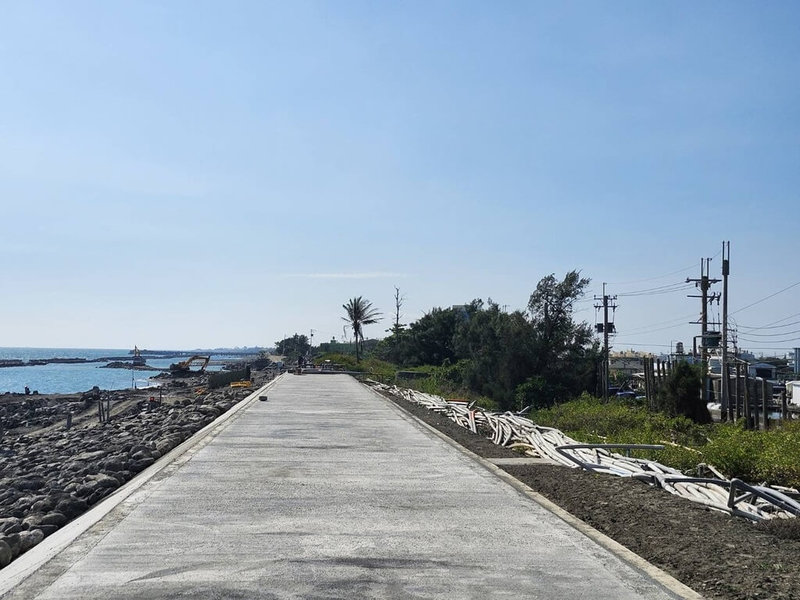 颱風山陀兒113年引來強浪侵襲屏東海岸,造成枋寮鄉下寮海堤潰堤,復建工程28日完成,經濟部水利署第七河川分署表示,將有效降低大庄村受到海浪侵襲情形。(第七河川分署提供)中央社記者李卉婷傳真 114年4月28日