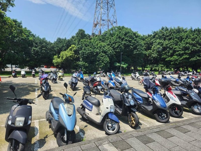 新北市政府高灘地工程管理處表示,今年將機車停車納入「堤外停車場防汛簡訊服務」,呼籲民眾停放汽機車時應上網登錄,以接收簡訊通知移車,避免造成財損。(高灘處提供)中央社記者王鴻國傳真 114年4月28日