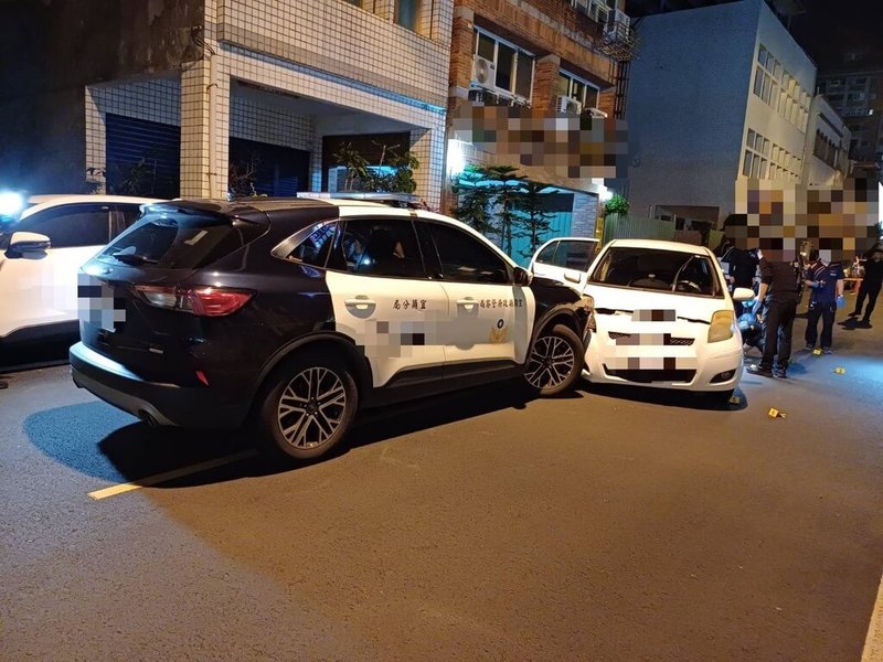 郭姓男子27日開車行經宜蘭市時違規闖紅燈,拒絕攔查加速逃逸,警方實施攔截圍捕,郭男還衝撞警車,員警最後朝車輪開3槍制止,並在車上起出毒品,全案28日依毒品危害防制條例、刑法妨害公務等罪嫌送辦。(警方提供)中央社記者沈如峰宜蘭縣傳真 114年4月28日